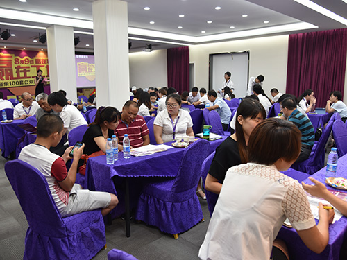 8月12日“安然居100套公眾監(jiān)督樣板工程開征即遭搶定”